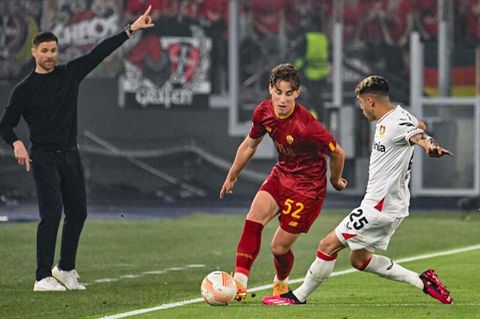 Alonso gestikuliert, während Bove (Mitte) von AS Roma mit Leverkusens Palacios (rechts) um den Ball kämpft