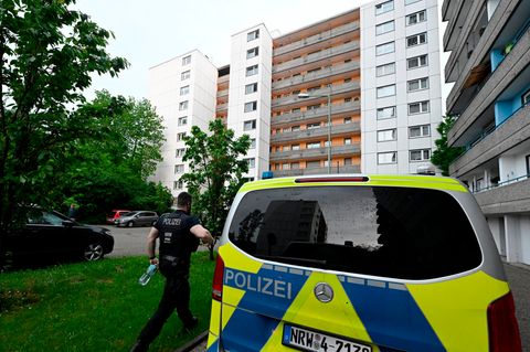Polizisten sichern den Tatort in einem Hochhaus in Ratingen