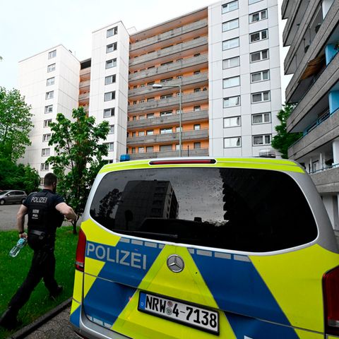 Polizisten sichern den Tatort in einem Hochhaus in Ratingen