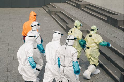 Hannover: Soldaten in Schutzanzügen machen sich auf den Weg zu einer Übung in einem provisorischen Krankenhaus