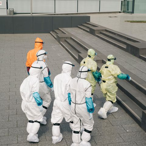 Hannover: Soldaten in Schutzanzügen machen sich auf den Weg zu einer Übung in einem provisorischen Krankenhaus