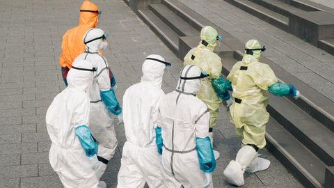 Hannover: Soldaten in Schutzanzügen machen sich auf den Weg zu einer Übung in einem provisorischen Krankenhaus