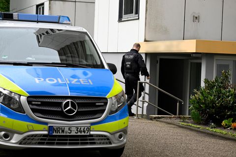 Ratingen: Polizisten sichern den Tatort in einem Hochhaus