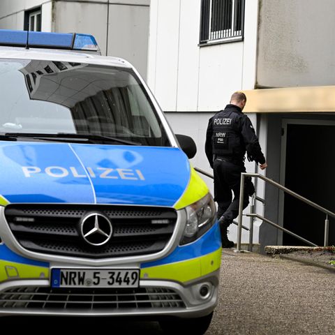 Ratingen: Polizisten sichern den Tatort in einem Hochhaus
