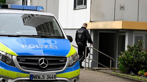 Ratingen: Polizisten sichern den Tatort in einem Hochhaus