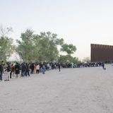 Migranten stehen in Yuma, im Bundesstaat Arizona, an der Grenze zu den USA Schlange. Nach dem Ende von Titel 4 hat die US-Regierung eine ganze Reihe an Maßnahmen erlassen, um den Andrang zu verringern. So müssen Asylsuchende über eine App einen Termin bei der Grenzbehörde buchen. Doch es werden nur begrenzt Termine freigeschaltet und viele Migranten berichten, die Software sei überlastet.