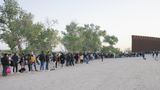 Migranten stehen in Yuma, im Bundesstaat Arizona, an der Grenze zu den USA Schlange. Nach dem Ende von Titel 4 hat die US-Regierung eine ganze Reihe an Maßnahmen erlassen, um den Andrang zu verringern. So müssen Asylsuchende über eine App einen Termin bei der Grenzbehörde buchen. Doch es werden nur begrenzt Termine freigeschaltet und viele Migranten berichten, die Software sei überlastet.