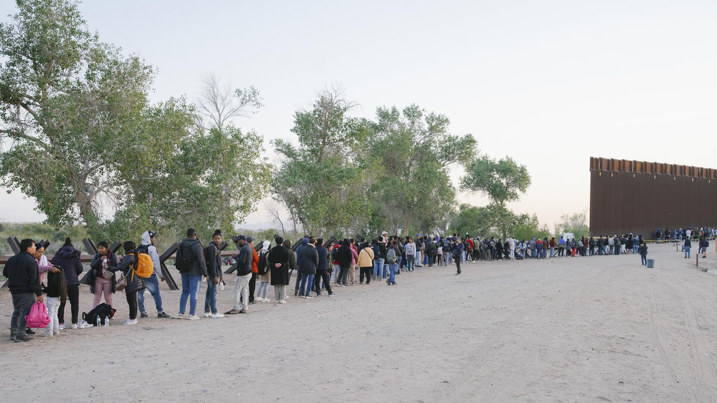 Migranten aus Mittel- und Südamerika: Migranten stehen in Yuma, im Bundesstaat Arizona, an der Grenze zu den USA Schlange. Nach dem Ende von Titel 4 hat die US-Regierung eine ganze Reihe an Maßnahmen erlassen, um den Andrang zu verringern. So müssen Asylsuchende über eine App einen Termin bei der Grenzbehörde buchen. Doch es werden nur begrenzt Termine freigeschaltet und viele Migranten berichten, die Software sei überlastet. Migranten stehen in Yuma, im Bundesstaat Arizona, an der Grenze zu den USA Schlange. Nach dem Ende von Titel 4 hat die US-Regierung eine ganze Reihe an Maßnahmen erlassen, um den Andrang zu verringern. So müssen Asylsuchende über eine App einen Termin bei der Grenzbehörde buchen. Doch es werden nur begrenzt Termine freigeschaltet und viele Migranten berichten, die Software sei überlastet.
