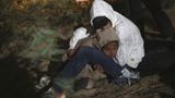 Glücklich, wer jemanden hat, der Wärme spendet und Halt gibt: Auch dieses Paar wartet in El Paso am Tor 42 zwischen einer Stacheldrahtbarriere und dem Grenzzaun.