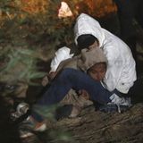 Glücklich, wer jemanden hat, der Wärme spendet und Halt gibt: Auch dieses Paar wartet in El Paso am Tor 42 zwischen einer Stacheldrahtbarriere und dem Grenzzaun.