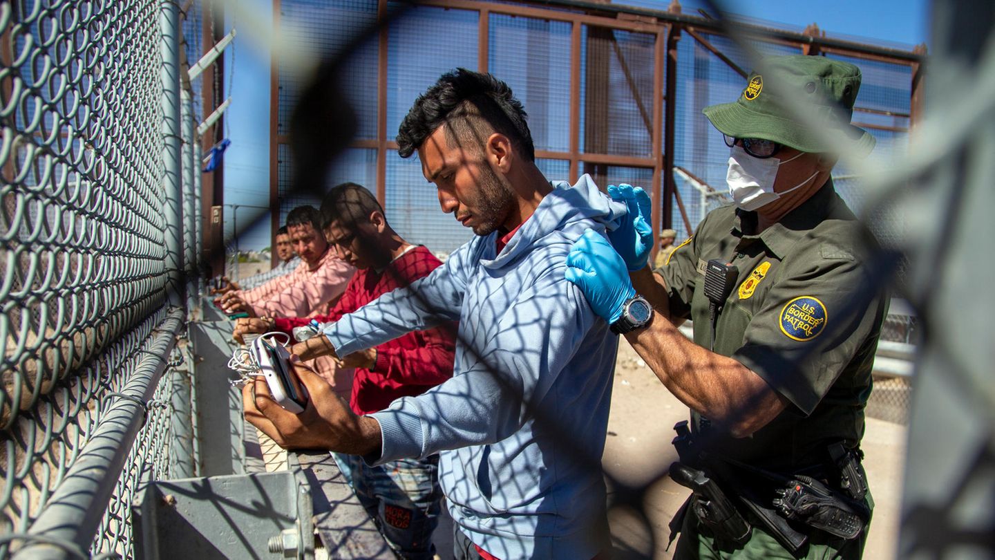 Migranten aus Mittel- und Südamerika: Migranten, die es von Cudad Juarez aus nach El Paso geschafft haben, werden von einem Grenzschutzbeamten abgetastet. "Ich hoffe, in diesem Land bleiben zu können", sagt der 29-jährige Ecuadorianer Jimmy Munoz, der ebenfalls in Texas über die Grenze kam, der Nachrichtenagentur AFP. "Aber ich habe Zweifel und Angst." Migranten, die es von Cudad Juarez aus nach El Paso geschafft haben, werden von einem Grenzschutzbeamten abgetastet. "Ich hoffe, in diesem Land bleiben zu können", sagt der 29-jährige Ecuadorianer Jimmy Munoz, der ebenfalls in Texas über die Grenze kam, der Nachrichtenagentur AFP. "Aber ich habe Zweifel und Angst."