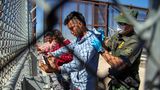Migranten, die es von Cudad Juarez aus nach El Paso geschafft haben, werden von einem Grenzschutzbeamten abgetastet. "Ich hoffe, in diesem Land bleiben zu können", sagt der 29-jährige Ecuadorianer Jimmy Munoz, der ebenfalls in Texas über die Grenze kam, der Nachrichtenagentur AFP. "Aber ich habe Zweifel und Angst."