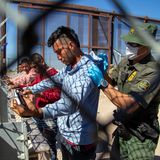 Migranten, die es von Cudad Juarez aus nach El Paso geschafft haben, werden von einem Grenzschutzbeamten abgetastet. "Ich hoffe, in diesem Land bleiben zu können", sagt der 29-jährige Ecuadorianer Jimmy Munoz, der ebenfalls in Texas über die Grenze kam, der Nachrichtenagentur AFP. "Aber ich habe Zweifel und Angst."