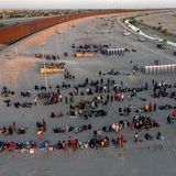 Migranten in El Paso, im Bundesstaat Texas, harren vor einem Tor im Grenzzaun aus. Hunderte Asylsuchende hatten es in den vergangenen Tagen geschafft, eine erste Absperrung auf US-Boden zu überwinden und warten nun in einem Bereich vor der zweiten Absperrung auf ihre Abfertigung durch den Grenzschutz.