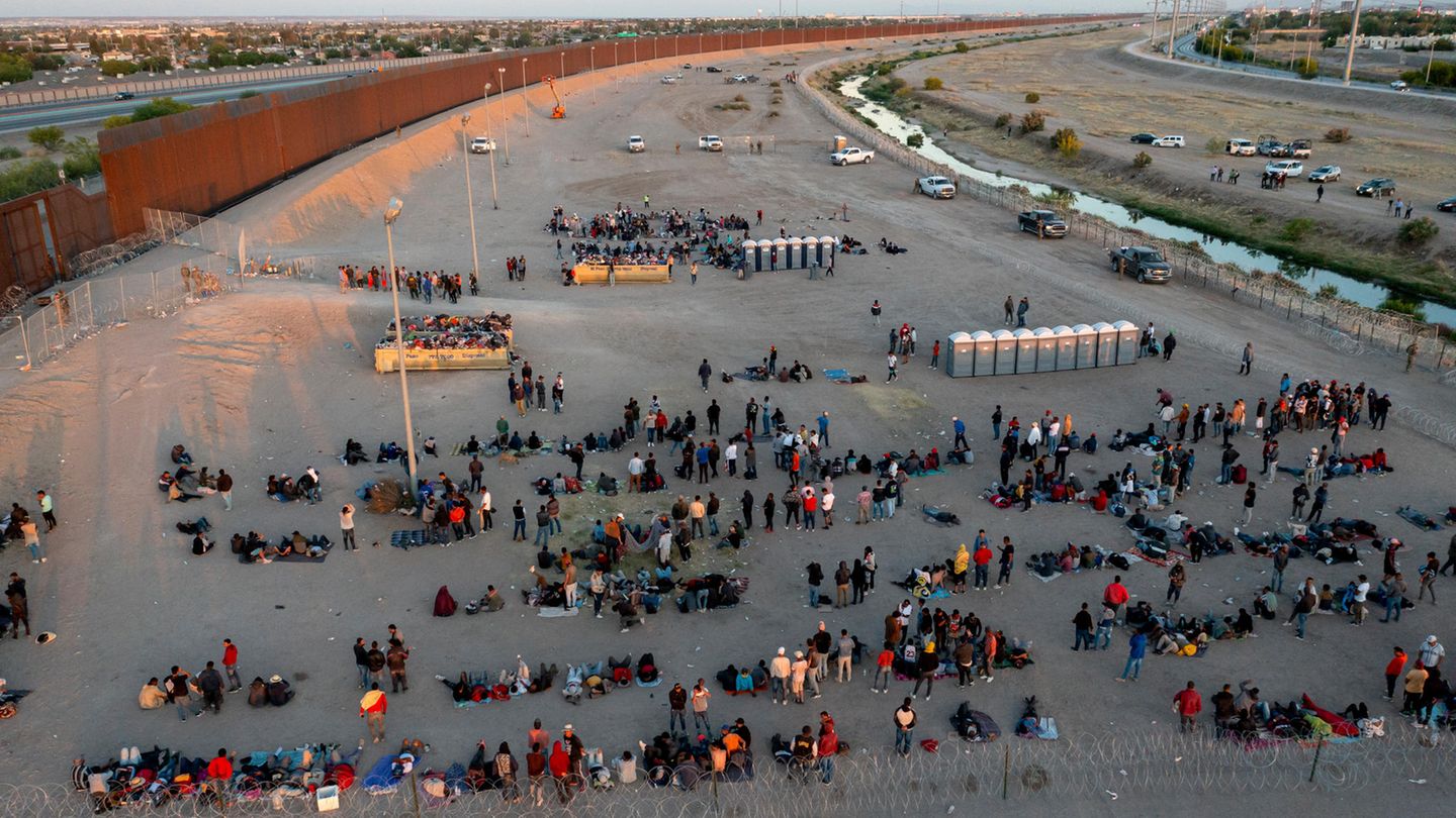 Migranten in El Paso, im Bundesstaat Texas, harren vor einem Tor im Grenzzaun aus. Hunderte Asylsuchende hatten es in den vergangenen Tagen geschafft, eine erste Absperrung auf US-Boden zu überwinden und warten nun in einem Bereich vor der zweiten Absperrung auf ihre Abfertigung durch den Grenzschutz.