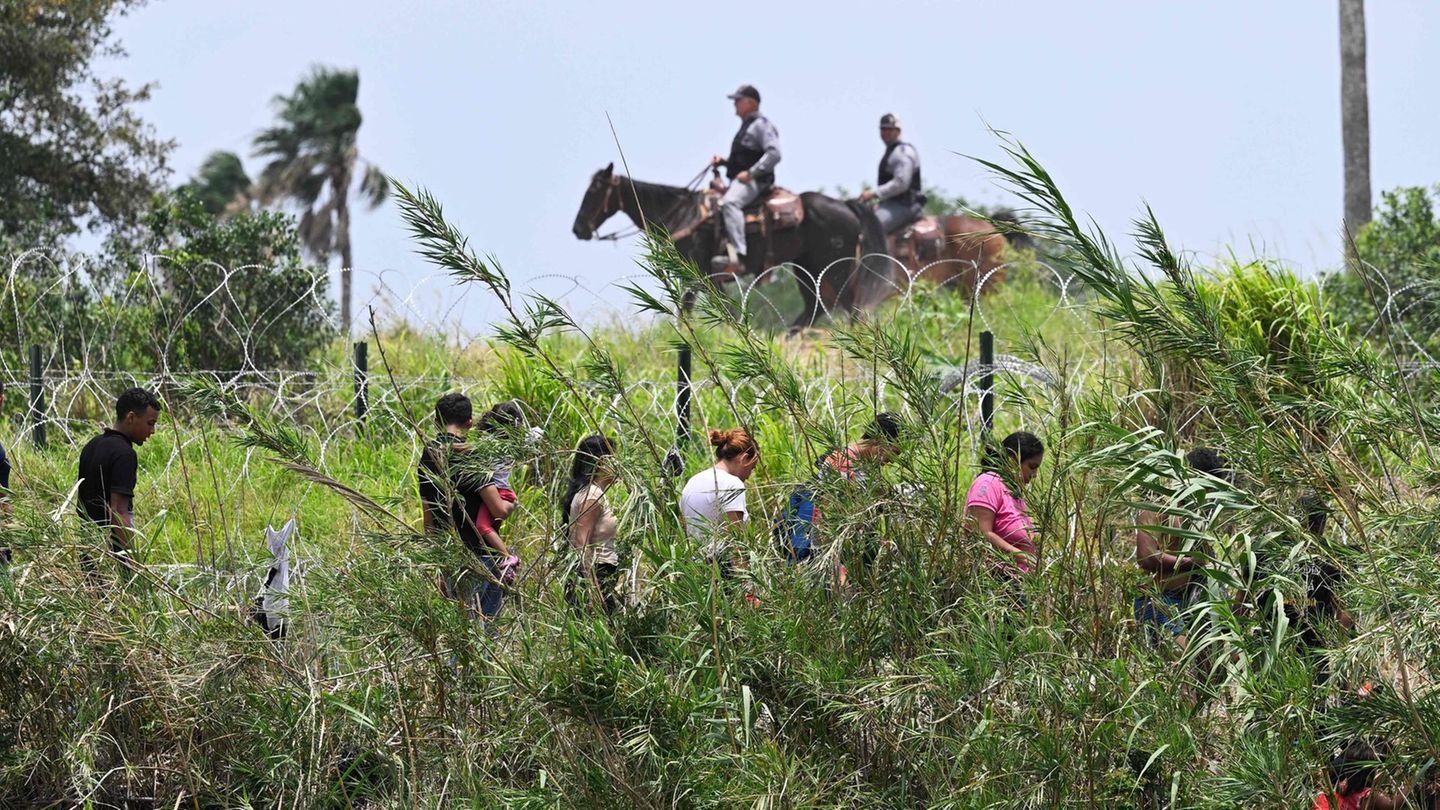 24.000 Grenzpolizisten hat die US-Regierung im Einsatz, drunter auch berittene Einheiten. Zusätzlich wurden 1500 Soldaten zur administrativen Unterstützung mobilisiert.