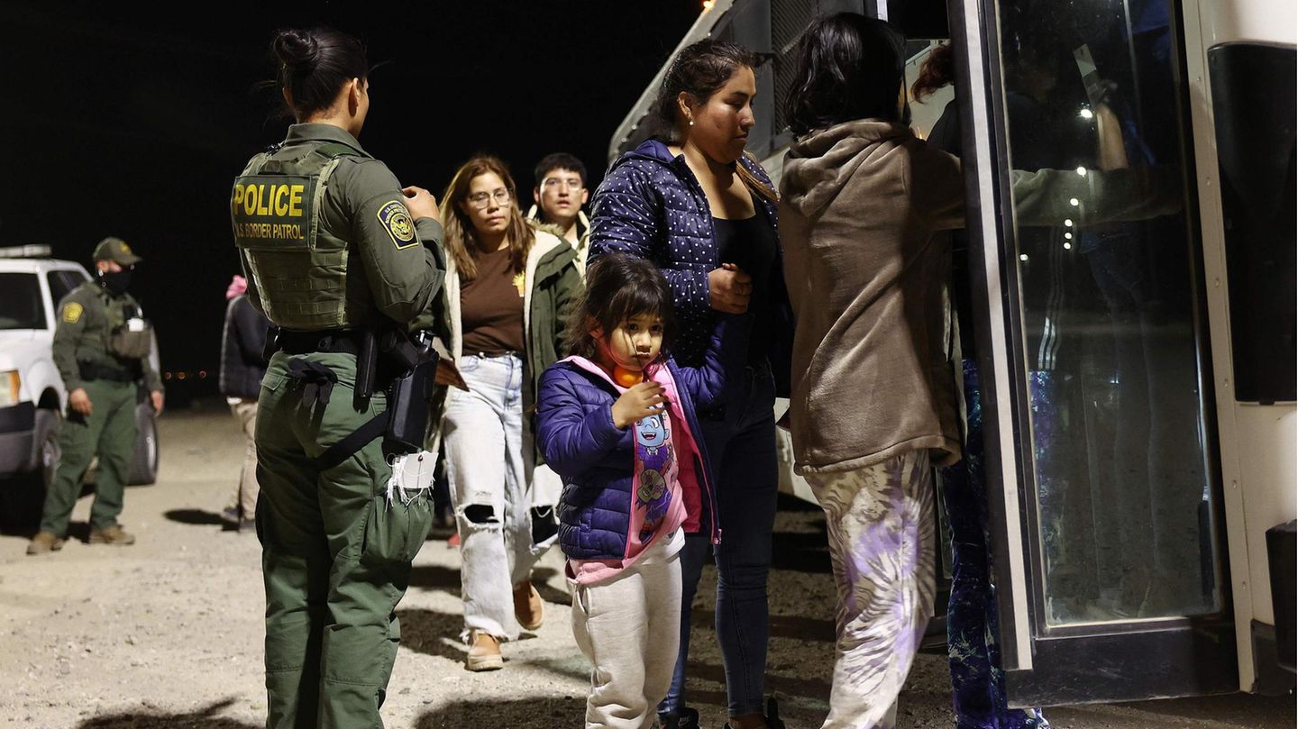 Auch sie haben es auf amerikanischen Boden geschafft: Migranten besteigen einen Bus, der sie zu einem Bearbeitungszentrum der US-Grenzschutzbehörde bringt. Ihr weiteres Schicksal ist ungewiss: "Die Grenze ist nicht offen", hatte US-Heimatschutzminister Alejandro Mayorkas noch in der Nacht zu Freitag versucht, falsche Erwartungen zu dämpfen. Ab sofort würden Menschen, die an der Grenze ankommen, ohne einen legalen Weg zu nutzen, als nicht asylberechtigt gelten. Diejenigen, die die verfügbaren legalen Wege zur Einreise in die USA nicht nutzten, müssten von nun an zudem mit härteren Konsequenzen rechnen.