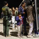 Auch sie haben es auf amerikanischen Boden geschafft: Migranten besteigen einen Bus, der sie zu einem Bearbeitungszentrum der US-Grenzschutzbehörde bringt. Ihr weiteres Schicksal ist ungewiss: "Die Grenze ist nicht offen", hatte US-Heimatschutzminister Alejandro Mayorkas noch in der Nacht zu Freitag versucht, falsche Erwartungen zu dämpfen. Ab sofort würden Menschen, die an der Grenze ankommen, ohne einen legalen Weg zu nutzen, als nicht asylberechtigt gelten. Diejenigen, die die verfügbaren legalen Wege zur Einreise in die USA nicht nutzten, müssten von nun an zudem mit härteren Konsequenzen rechnen.