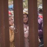 So nah und doch so fern: Sehnsüchtig blicken diese Frauen durch den Grenzzaun in Richtung ihres Traumlandes. "Wir beten zu Gott, dass sie uns die Möglichkeit geben, mit einem Termin einzureisen. Wir wollen nicht illegal einreisen", sagt eine Frau aus Venezuela der Nachrichtenagentur DPA. Die 55-Jährige hat Angst, in ihr Land abgeschoben zu werden. "Bis jetzt haben wir noch keinen Plan B, aber wir wollen nicht zurück nach Venezuela."