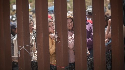 So nah und doch so fern: Sehnsüchtig blicken diese Frauen durch den Grenzzaun in Richtung ihres Traumlandes. "Wir beten zu Gott, dass sie uns die Möglichkeit geben, mit einem Termin einzureisen. Wir wollen nicht illegal einreisen", sagt eine Frau aus Venezuela der Nachrichtenagentur DPA. Die 55-Jährige hat Angst, in ihr Land abgeschoben zu werden. "Bis jetzt haben wir noch keinen Plan B, aber wir wollen nicht zurück nach Venezuela."