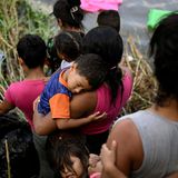 Erschöpft ist ein Kind auf dem Arm seiner Mutter eingeschlafen, während sie in der mexikanischen Stadt Matamoros die Uferböschung des Rio Grande hinabsteigt. "Es gibt Gerüchte, dass die Regelungen jetzt strenger werden und wir nicht so leicht durchkommen", zitiert die DPA eine 24-jährige Mexikanerin, die im März mit ihrem Mann und zwei kleinen Kindern an der Grenze angekommen war.