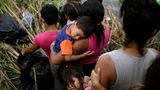 Erschöpft ist ein Kind auf dem Arm seiner Mutter eingeschlafen, während sie in der mexikanischen Stadt Matamoros die Uferböschung des Rio Grande hinabsteigt. "Es gibt Gerüchte, dass die Regelungen jetzt strenger werden und wir nicht so leicht durchkommen", zitiert die DPA eine 24-jährige Mexikanerin, die im März mit ihrem Mann und zwei kleinen Kindern an der Grenze angekommen war.