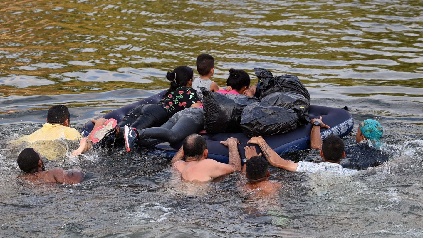 Mit einer großen Luftmatratze versuchen diese Migranten, von Matamoros aus den Rio Grande zu überqueren