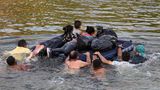 Mit einer großen Luftmatratze versuchen diese Migranten, von Matamoros aus den Rio Grande zu überqueren