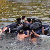 Mit einer großen Luftmatratze versuchen diese Migranten, von Matamoros aus den Rio Grande zu überqueren