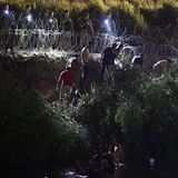 Kurz vor Auslaufen der Titel-42-Regelung in der Nacht zum 12. Mai haben diese Migranten von Matamoros aus den Rio Grande durchquert. Auf der amerikanischen Seite werden sie von Stacheldraht und Grenzschützern mit Taschenlampen empfangen.