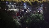 Kurz vor Auslaufen der Titel-42-Regelung in der Nacht zum 12. Mai haben diese Migranten von Matamoros aus den Rio Grande durchquert. Auf der amerikanischen Seite werden sie von Stacheldraht und Grenzschützern mit Taschenlampen empfangen.