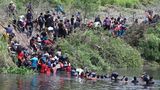 Die Zahl der Migranten im Norden Mexikos, die auf eine Einreise in die USA hoffen, beläuft sich US-Medienberichten zufolge derzeit auf 150.000. Diese hier haben immerhin schon mal das andere Ufer des Rio Grande erreicht.