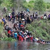 Die Zahl der Migranten im Norden Mexikos, die auf eine Einreise in die USA hoffen, beläuft sich US-Medienberichten zufolge derzeit auf 150.000. Diese hier haben immerhin schon mal das andere Ufer des Rio Grande erreicht.
