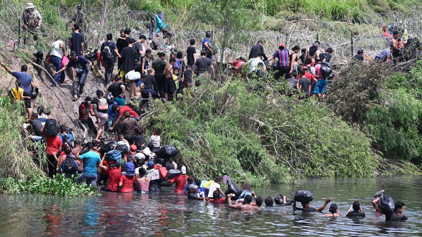 Die Zahl der Migranten im Norden Mexikos, die auf eine Einreise in die USA hoffen, beläuft sich US-Medienberichten zufolge derzeit auf 150.000. Diese hier haben immerhin schon mal das andere Ufer des Rio Grande erreicht.
