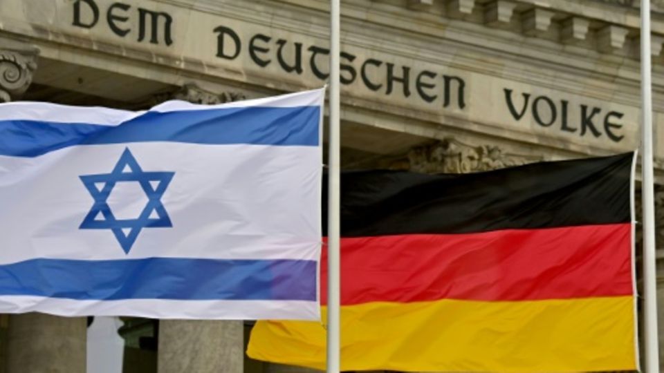 Flaggen vor dem Bundestag