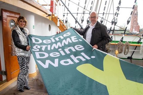 Bremer Lokalpolitiker Sülmez Çolak (Grüne) und Torsten von Haaren (SPD)