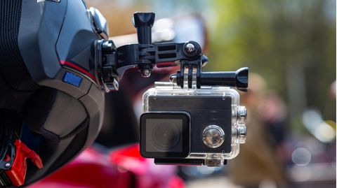 GoPro Alternativen: Action-Kamera an einem Motorradhelm