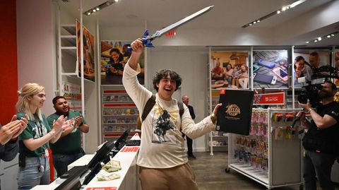 Freut sich sichtlich über seinen Kauf: Ein Zelda-Fan in einem Shop in New York City