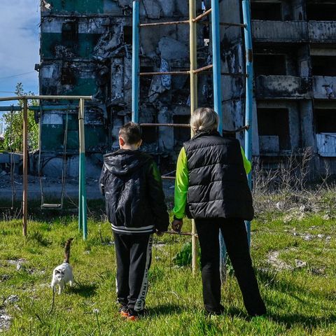Alltag im Krieg: Menschen stehen vor zerstörten Häusern in Borodjanka nordöstlich von Kiew