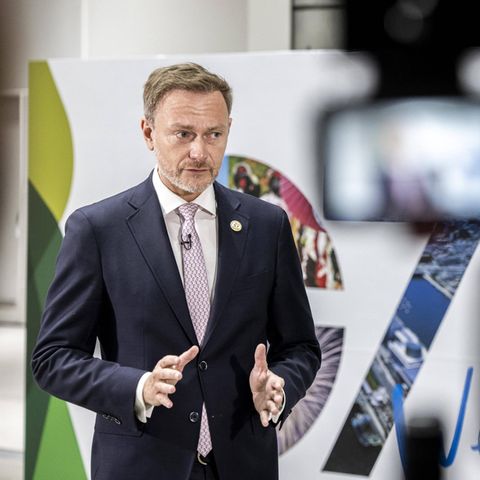Christian Lindner bei einem Interview in Japan