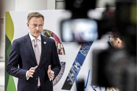 Christian Lindner bei einem Interview in Japan