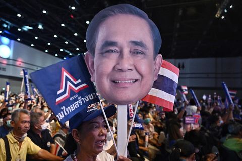 Eine Wahlkampfparty von Thailands aktuellem Premierminister General Prayut Chan-O-Cha – Anhänger jubeln