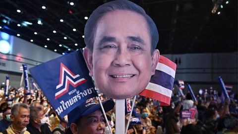 Eine Wahlkampfparty von Thailands aktuellem Premierminister General Prayut Chan-O-Cha – Anhänger jubeln