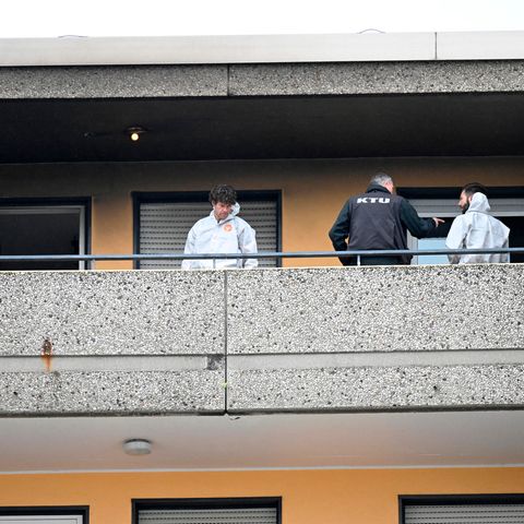 Die Spurensicherung betritt den Tatort in einem Hochhaus
