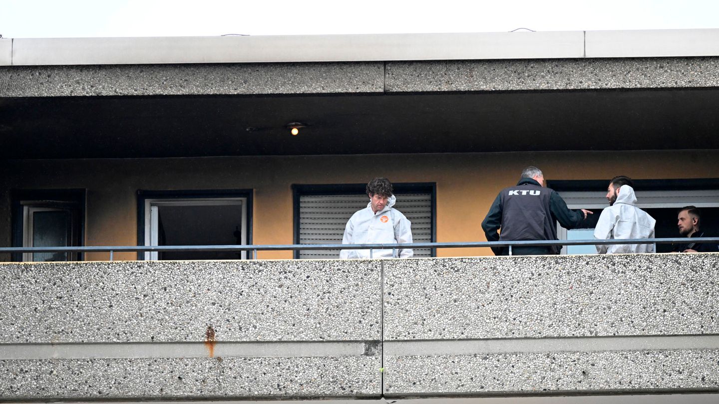 Die Spurensicherung betritt den Tatort in einem Hochhaus