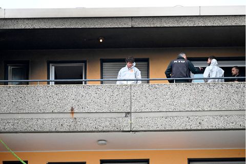 Die Spurensicherung betritt den Tatort in einem Hochhaus