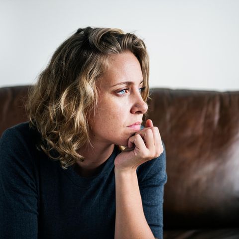 Psychiaterin Katharina Domschke über Angst und Angsterkrankungen: Eine Frau sitzt auf einem Sofa
