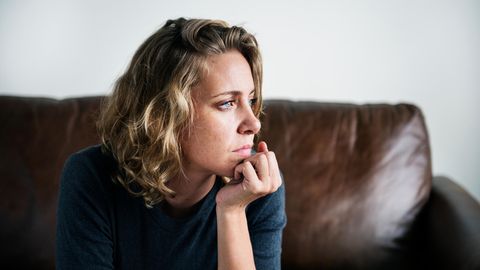 Psychiaterin Katharina Domschke über Angst und Angsterkrankungen: Eine Frau sitzt auf einem Sofa