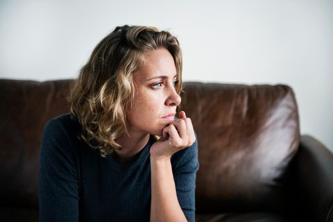 Psychiaterin Katharina Domschke über Angst und Angsterkrankungen: Eine Frau sitzt auf einem Sofa