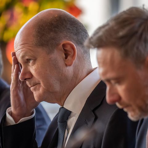 Olaf Scholz in der Mitte von Robert Habeck und Christian Lindner